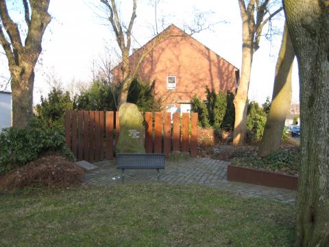 Gedenkstein für Gefallene der beiden Weltkriege/ links: Gedenkstein für die Gefallenen der Bundeswehr; Foto: Kunstmuseum Mülheim an der Ruhr 2017.