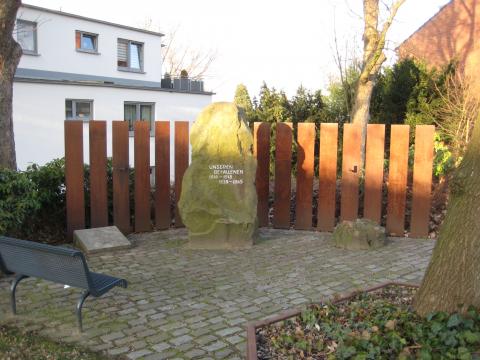 Gedenkstein für Gefallene der beiden Weltkriege/ links: Gedenkstein für die Gefallenen der Bundeswehr; Foto: Kunstmuseum Mülheim an der Ruhr 2017.