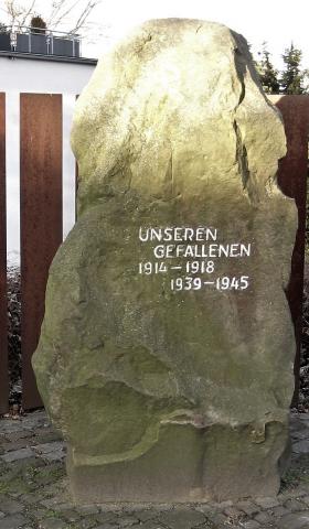 Gedenkstein für Gefallene der beiden Weltkriege, Detail: Gedenkstein mit Inschrift; Foto: Kunstmuseum Mülheim an der Ruhr 2017.