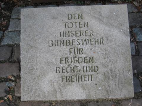 Detail: Gedenkstein für die Gefallenen der Bundeswehr; Foto: Kunstmuseum Mülheim an der Ruhr 2017.