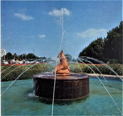 Brunnen mit wasserspeienden Robben am Mülheimer Wasserbahnhof; Foto: Mülheimer Jahrbuch 1972.