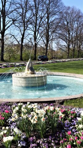 Brunnen mit wasserspeienden Robben am Mülheimer Wasserbahnhof; Foto: Kunstmuseum Mülheim an der Ruhr 2017.