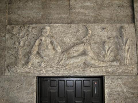 Binz, Hermann: Supraporten-Relief, Männlicher Akt mit Panflöte, Foto: Kunstmuseum Mülheim an der Ruhr 2017.