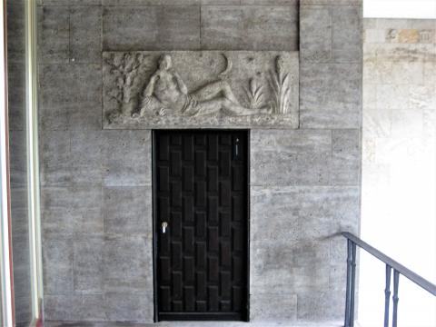 Binz, Hermann: Supraporten-Relief, Männlicher Akt mit Panflöte, Gesamtansicht mit Tür, Foto: Kunstmuseum Mülheim an der Ruhr 2017.