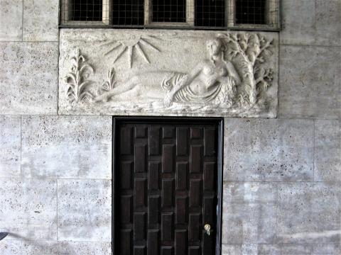 Binz, Hermann: Supraporten-Relief, Liegender weiblicher Akt, Foto: Kunstmuseum Mülheim an der Ruhr 2017.