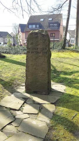 Gedenkstein für die Toten des TV Viktoria 1898; Foto: Kunstmuseum Mülheim an der Ruhr 2017.