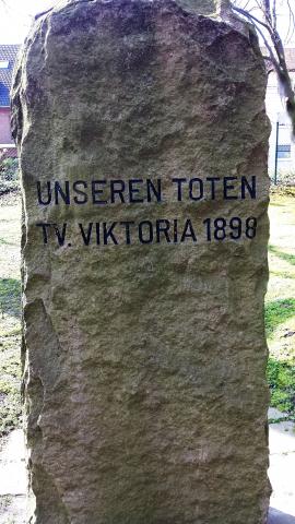 Gedenkstein für die Toten des TV Viktoria 1898; Foto: Kunstmuseum Mülheim an der Ruhr 2017.