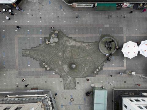 Rasche, Ernst: Platzgestaltung, 1974; Foto: Dominik Kissmann 2021.