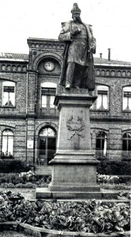 Dopmeyer, Carl: Standbild für Kaiser Wilhelm I., 1895, ehemals vor dem Bürgermeisteramt in Heißen; Foto: unbekannt.