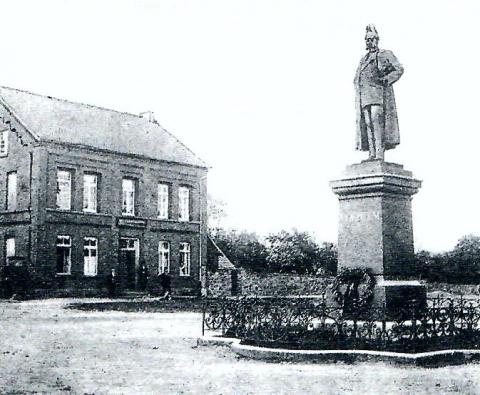 Albermann, Wilhelm: Denkmal Wilhelm I. auf dem Klostermarkt in MH-Saarn, Postkarte mit Ansicht vor 1912, Foto: WAZ/ Margit Hildenbrand 2017.