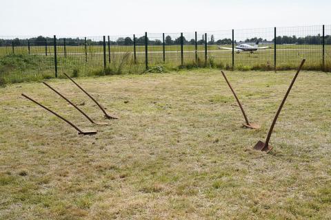 Emil Walde, Under Construction- Mahnmal zur Erinnerung an die Opfer des nationalsozialistischen Arbeits- und Erziehungslagers am Flughafen Essen/Mülheim, 2025, Eisenguss; Foto: Emil Walde.
