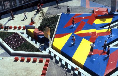 Hajek, Otto Herbert: Brunnen mit Platzgestaltung/ Synagogenplatz (damals: Viktoriaplatz), Ansicht aus Vogelperspektive, © VG Bild-Kunst, Bonn 2019; Foto: Medienkompetenzzentrum der Stadt Mülheim an der Ruhr 1985 (?).