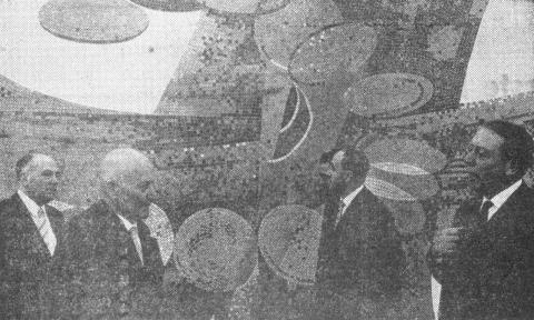 Dahler, Gustav: Geldumlauf (Relief in Außenstelle der Sparkasse Mülheim an der Ruhr, Rosenkamp), Foto: Ruhr-Nachrichten (16.12.1965).vorne rechts: Gustav Dahler; vorne links: Oberbürgermeister Heinrich Thöne; hinten rechts: Assessor Kroker von der Kreishandwerkerschaft.