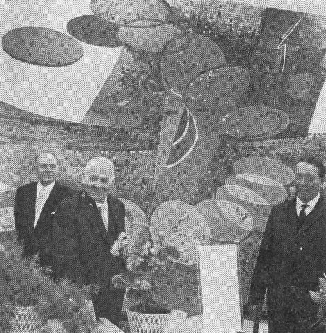 Dahler, Gustav: Geldumlauf (Relief in Außenstelle der Sparkasse Mülheim an der Ruhr, Rosenkamp), Foto: WAZ/ Fritz Brinkmann (16.12.1965).hinten links: Oberstadtdirektor Heiderhoff (?), vorne links: Oberbürgermeister Thönes, vorne rechts: Gustav Dahler 