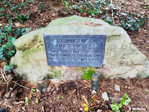 Gedenkstein an die zivilen Opfer des Alliierten-Luftangriffs Heiligabend 1944, errichtet 1960 von der Siedlungsgemeinschaft Mh-Raadt, Foto: Thomas Emons.