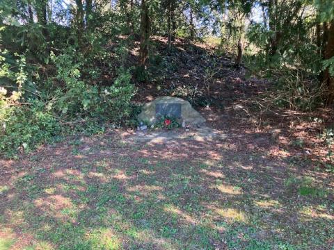 Gedenkstein an die zivilen Opfer des Alliierten-Luftangriffs Heiligabend 1944, errichtet 1960 von der Siedlungsgemeinschaft Mh-Raadt, Foto: Stadt Mülheim an der Ruhr.