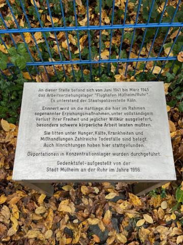 Gedenktafel &quot;Arbeitserziehungslager Flughafen Essen/ Mülheim&quot;, Zustand Herbst 2025; Foto: Kunstmuseum Mülheim an der Ruhr