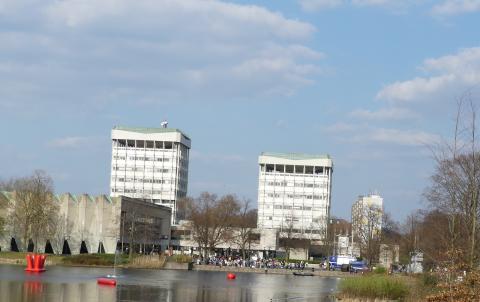 Golz, Dorothee: Wasserwelten - Standort Marl, City-See - im Hintergrund das Skulpturenmuseum und das Rathaus, Zustand 2019; Foto: Skulpturenmuseum Glaskasten Marl, © 2020, Bildrecht, Wien/ © 2020 VG Bild-Kunst, Bonn.