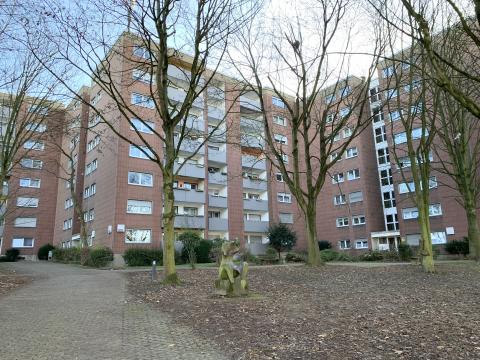 Prasse, Karl: Sitzender Torso, Gesamtansicht mit Park und Wohnbebauung im Hintergrund; Zustand 2019; Foto: Kunstmuseum Mülheim an der Ruhr 2019.