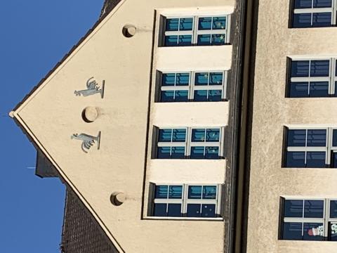 Janssen, Ulfert: Fassadenreliefs an Klostermarktschule - Detail Giebel; Foto: Kunstmuseum Mülheim an der Ruhr 2019.