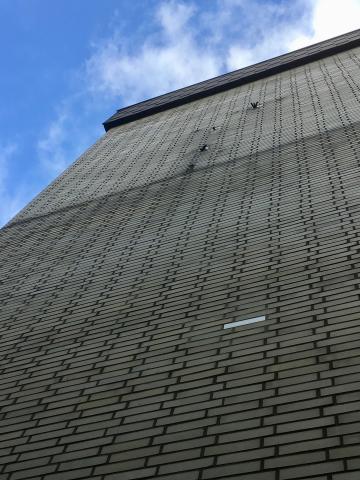 Kühn, Herbert: Herbstflug der Staare, Zustand 2019 mit Überresten der Verankerung, Foto: Kunstmuseum Mülheim an der Ruhr 2019.