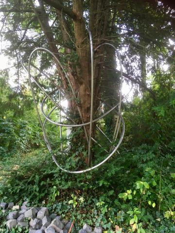 Kühn, Herbert: Wasserspiel, Zustand 2019 mit aus der Mitte emporwachsendem Baum, Foto: Kunstmuseum Mülheim an der Ruhr 2019.