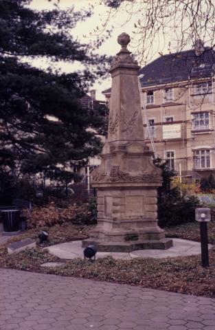 Schneider, P.: Grabstein/ Denkmal für Mülheimer Pfarrer; Foto: Kunstmuseum Mülheim an der Ruhr, vor 2001 (digitalisiertes Fotos ).