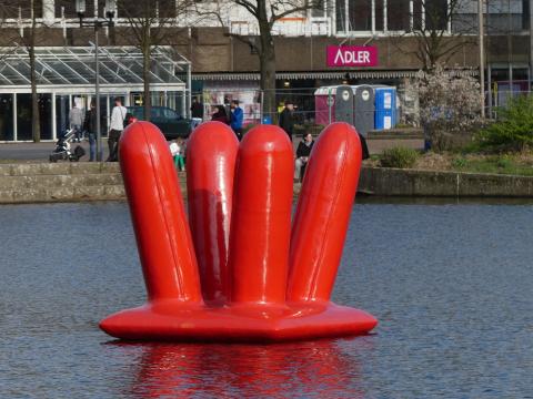 Golz, Dorothee: Wasserwelten - Detail eines Elements auf dem City-See in Marl; Foto: Skulpturenmuseum Glaskasten Marl, © 2020, Bildrecht, Wien/ © 2020 VG Bild-Kunst, Bonn.