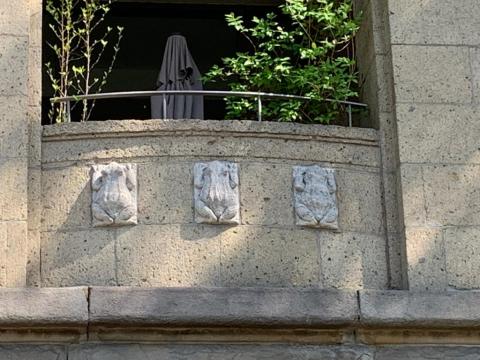 Janssen, Ulfert: Bauplastik an ehem. Stadtbad: Kröten; Foto: Kunstmuseum Mülheim an der Ruhr 2020.