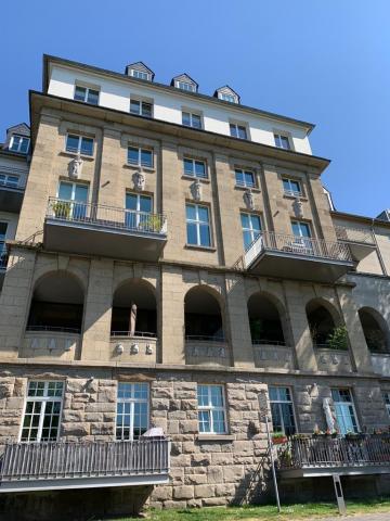 Janssen, Ulfert: Bauplastik an ehem. Stadtbad (Gesamtansicht der Fassade zur Ruhrseite); Foto: Kunstmuseum Mülheim an der Ruhr 2020.