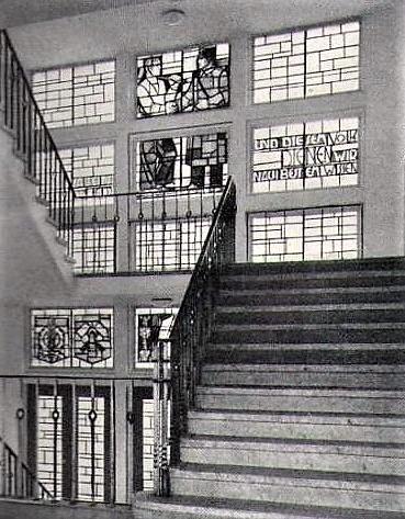 Lottner, Peter: Buntglasfenster im Treppenhaus des Polizeipräsidiums, Zustand: 1937; Foto: Zentralblatt der Bauverwaltung (ZdB), 1938, S. 896.