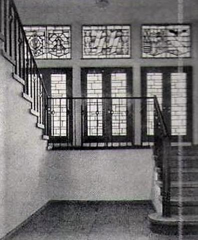 Lottner, Peter: Buntglasfenster im Treppenhaus des Polizeipräsidiums, Zustand: 1937; Foto: Zentralblatt der Bauverwaltung (ZdB), 1938, S. 896.