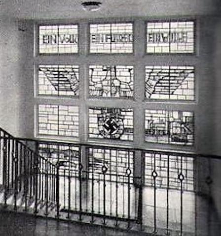 Lottner, Peter: Buntglasfenster im Treppenhaus des Polizeipräsidiums, Zustand: 1937; Foto: Zentralblatt der Bauverwaltung (ZdB), 1938, S. 896.