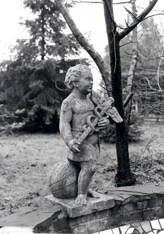 Deus, Willy: Putto des Fischer-Brunnens, Zustand 1980; Foto: Stadt Mülheim an der Ruhr/ Walter Schernstein 1980.