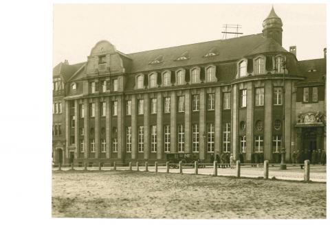 Janssen, Ulfert: Gesamtansicht der Sparkasse mit Viktoriaplatz (um 1920 ?), Foto: Stadtarchiv Mülheim an der Ruhr.