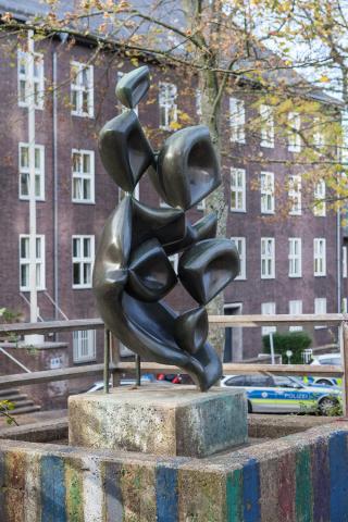 Barta, Lajos: Skulptur auf dem Schulhof der Otto-Pankok-Schule, Gesamtansicht, Foto: Kunstmuseum Mülheim an der Ruhr/ Ralf Raßloff 2019.