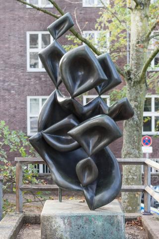 Barta, Lajos: Skulptur auf dem Schulhof der Otto-Pankok-Schule, Foto: Kunstmuseum Mülheim an der Ruhr/ Ralf Raßloff 2019.