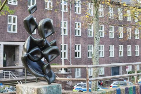 Barta, Lajos: Skulptur auf dem Schulhof der Otto-Pankok-Schule, Foto: Kunstmuseum Mülheim an der Ruhr/ Ralf Raßloff 2019.
