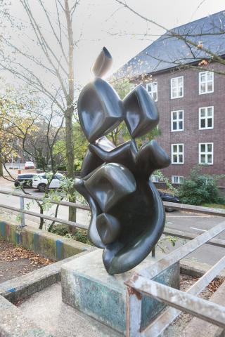 Barta, Lajos: Skulptur auf dem Schulhof der Otto-Pankok-Schule, Foto: Kunstmuseum Mülheim an der Ruhr/ Ralf Raßloff 2019.