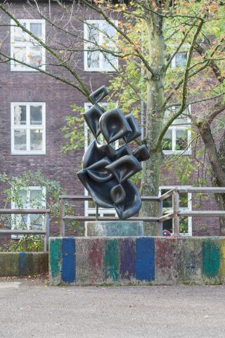 Barta, Lajos: Skulptur auf dem Schulhof der Otto-Pankok-Schule, Foto: Kunstmuseum Mülheim an der Ruhr/ Ralf Raßloff 2019.