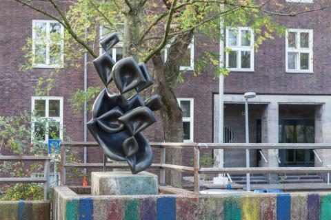 Barta, Lajos: Skulptur auf dem Schulhof der Otto-Pankok-Schule, Foto: Kunstmuseum Mülheim an der Ruhr/ Ralf Raßloff 2019.