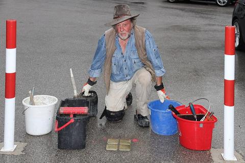 Gunter Deming bei einer Stolpersteinverlegung (2018); Foto: https://commons.wikimedia.org/wiki/File:Stolpersteinverlegung_in_Pitten_(01).jpg (Abruf: 03.04.2020); © 2020 VG Bild-Kunst, Bonn.