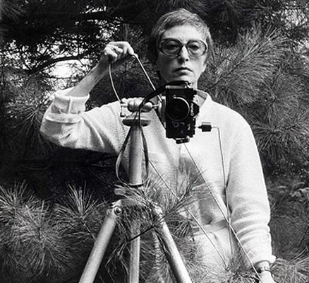 Selbstporträt Evelyn Serwotke; Foto: https://www.frauenruhrgeschichte.de/wp-content/uploads/biografien_images/B2_Serwotke_port%C3%A4t_sw.jpg (Abruf: 17.11.2020). Selbstporträt Evelyn Serwotke; Foto: https://www.frauenruhrgeschichte.de/wp-content/uploads/biografien_images/B2_Serwotke_port%C3%A4t_sw.jpg (Abruf: 17.11.2020).