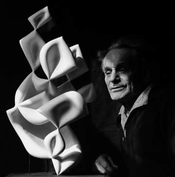 Barta, Lajos: Der Künstler mit dem Modell der Akrobaten, 1967, Foto aus: Lajos Barta. Der Bildhauer im Arp Museum Bahnhof Rolandseck, Remagen 2013, o.S. Barta, Lajos: Der Künstler mit dem Modell der Akrobaten, 1967, Foto aus: Lajos Barta. Der Bildhauer im Arp Museum Bahnhof Rolandseck, Remagen 2013, o.S.