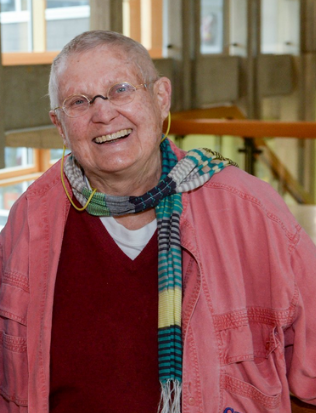 Ursula Hirsch bei Präsentation des restaurierten Glasfensters an der Katharinenschule (2018), Foto: lokalkompass/ PR-Agentur Köhring 2018.