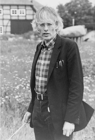 Porträt Timm Ulrichs (1997); Foto: https://upload.wikimedia.org/wikipedia/commons/a/a3/Timm_Ulrichs_%281997%29.jpg (Abruf: 14.10.2020).