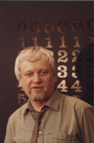 Porträt Hans-Albert Walter; Foto: http://www.kunst-archiv-peter-kerschgens.de/Portraits/Portraits%20HOCH/Hoch%20-%20Kopie%20A%20%20(30).htm (Abruf: 19.11.2020).