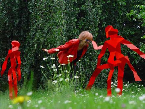 E.R. Nele in ihrer Installation im Palmengarten auf Sardinien, Foto: http://www.e-r-nele.de/ (Abruf: 07.06.2020). E.R. Nele in ihrer Installation im Palmengarten auf Sardinien, Foto: http://www.e-r-nele.de/ (Abruf: 07.06.2020).